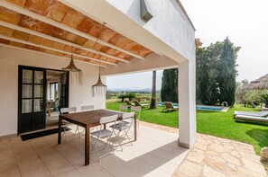 Vila | Tempat makan outdoor
