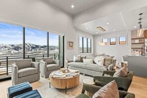 TV, peis og kontorer