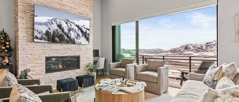 Una televisión, una chimenea, una oficina