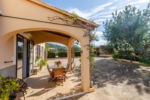 Villa | Outdoor dining - Villa in Serene Location (Felanitx)
