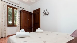 Villa | 3 bedrooms, iron/ironing board, individually furnished