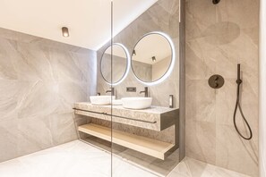 Apartment | Bathroom - Spacious Apartment in Tyrol With Terrace (Oberndorf in Tirol)