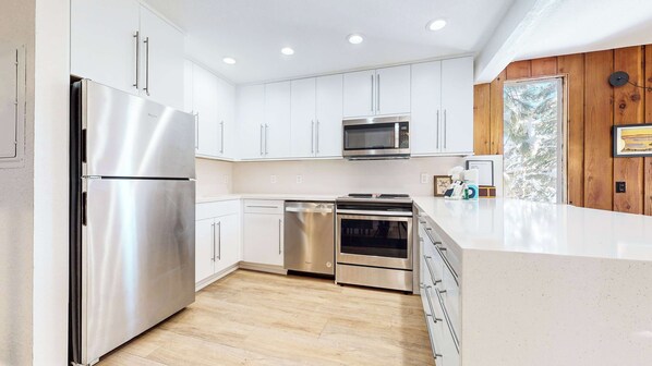 Réfrigérateur, micro-ondes, four, plaque de cuisson