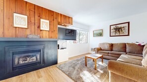 TV, fireplace, DVD player - Cozy Cabin for 6, Near Canyon Lodge + Slopes! (Mammoth Lakes)