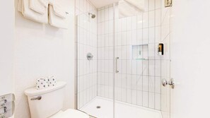 Suihku, hiustenkuivaaja, pyyhkeet