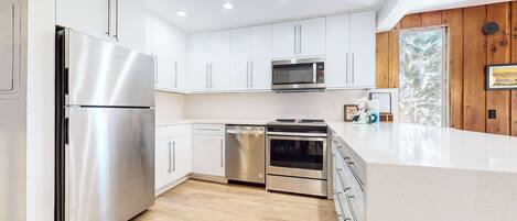 Geladeira, micro-ondas, fogão, cooktop