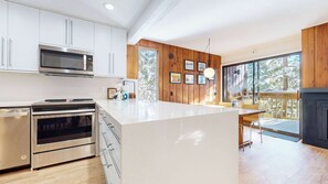 Fridge, microwave, oven, stovetop - Cozy Cabin for 6, Near Canyon Lodge + Slopes! (Mammoth Lakes)