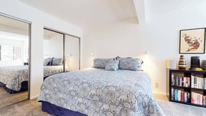 2 bedrooms, WiFi, bed sheets - Cozy Cabin for 6, Near Canyon Lodge + Slopes! (Mammoth Lakes)