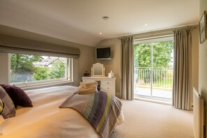 4 bedrooms, WiFi, bed sheets - Garth Cottage - 4-Bedroom House with garden (1x Dog permitted) (Storrs Park)