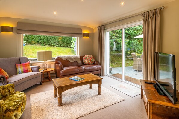 TV, fireplace, stereo