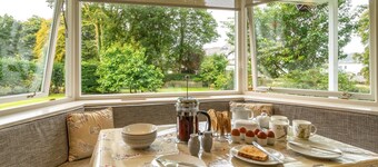 Garth Cottage - 4-Bedroom House with garden (1x Dog permitted)
