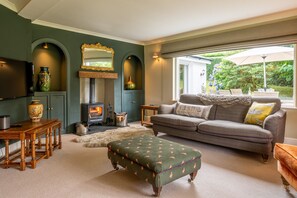 TV, fireplace, stereo