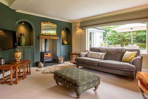 Garth Cottage - 4-Bedroom House with garden (1x Dog permitted)