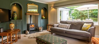 Garth Cottage - 4-Bedroom House with garden (1x Dog permitted)