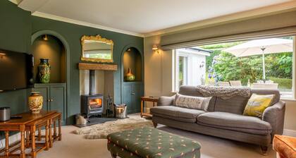 Garth Cottage - 4-Bedroom House with garden (1x Dog permitted)