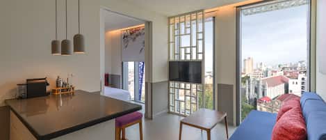 Suite, 1 King-Bett, Stadtblick | Wohnbereich | 42-Zoll-LCD-Fernseher mit Digitalempfang