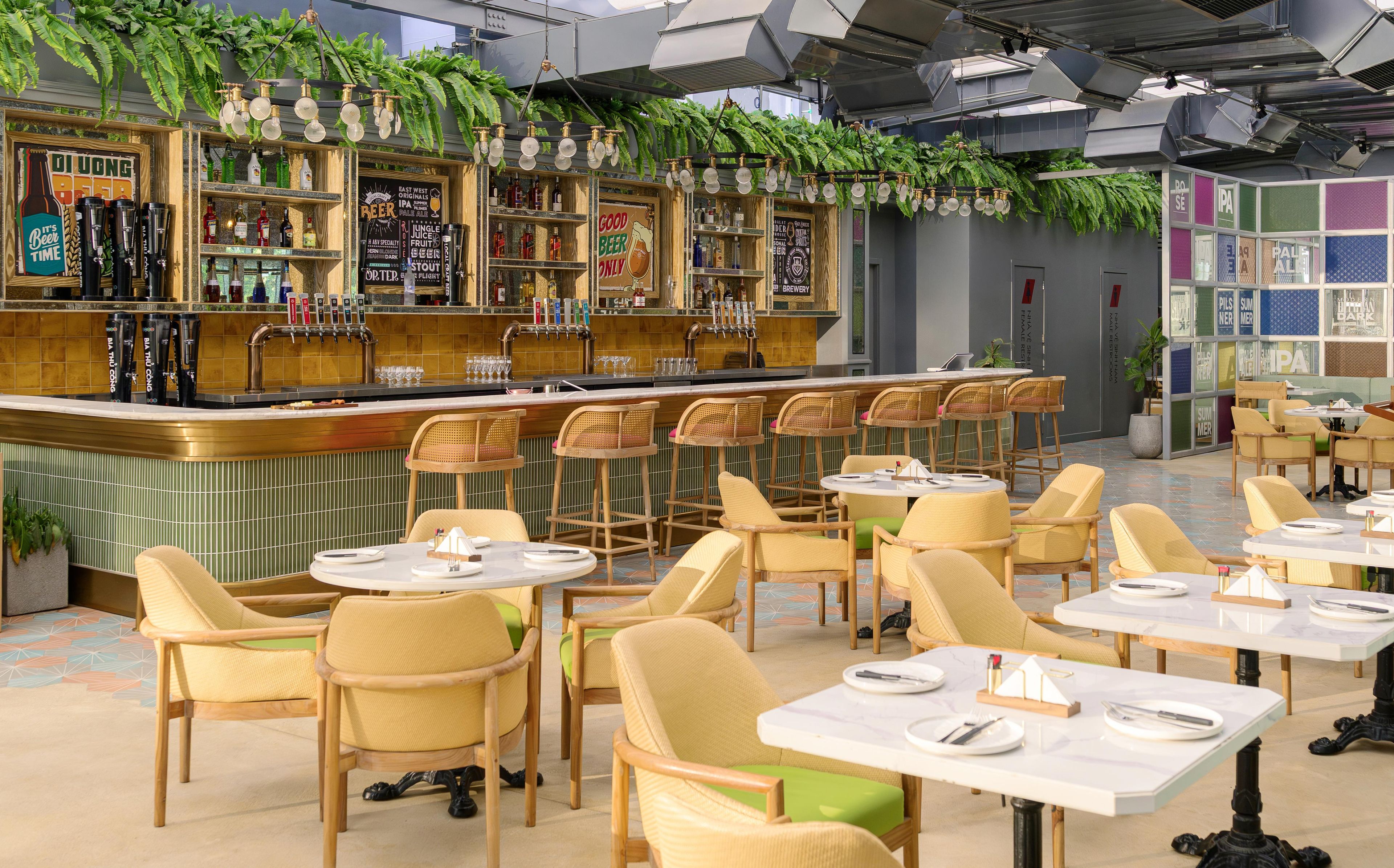 Zona de bar con diversas opciones de asientos y una variedad de grifos de cerveza.