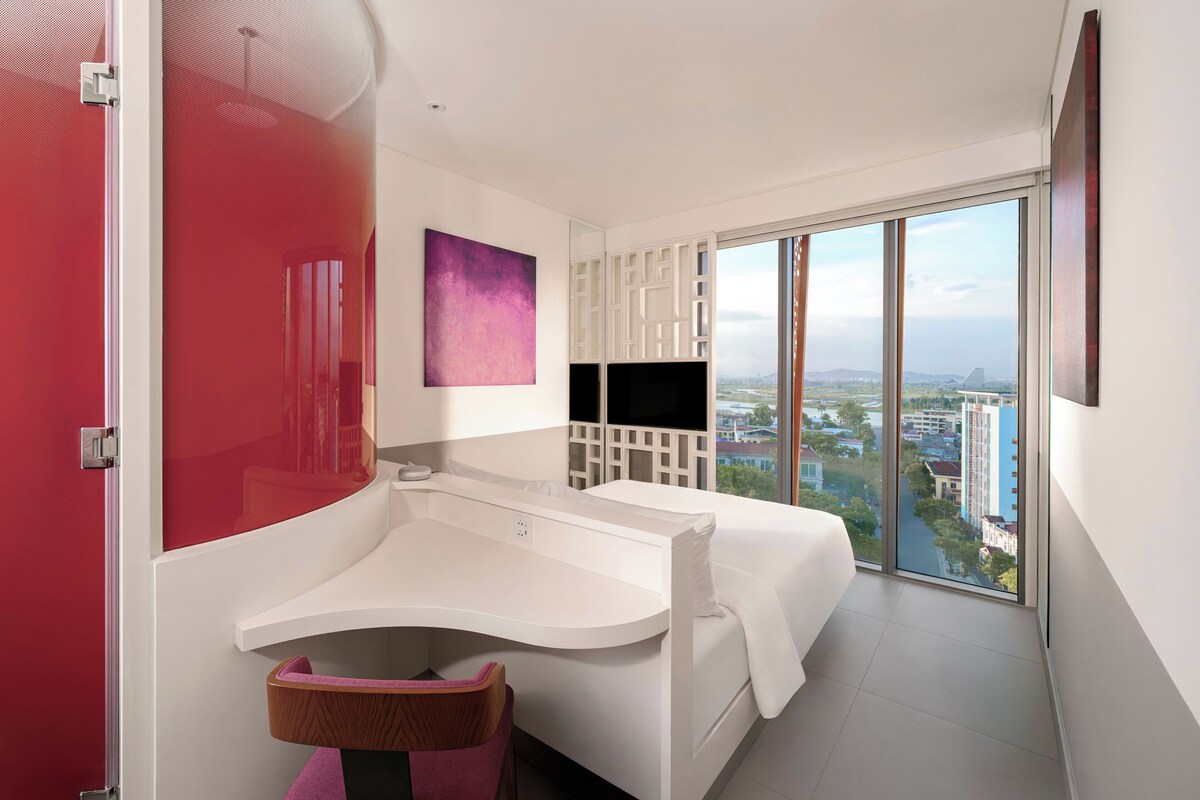 Room, 1 Queen Bed, City View | Premium bedding, down comforters, minibar, in-room safe