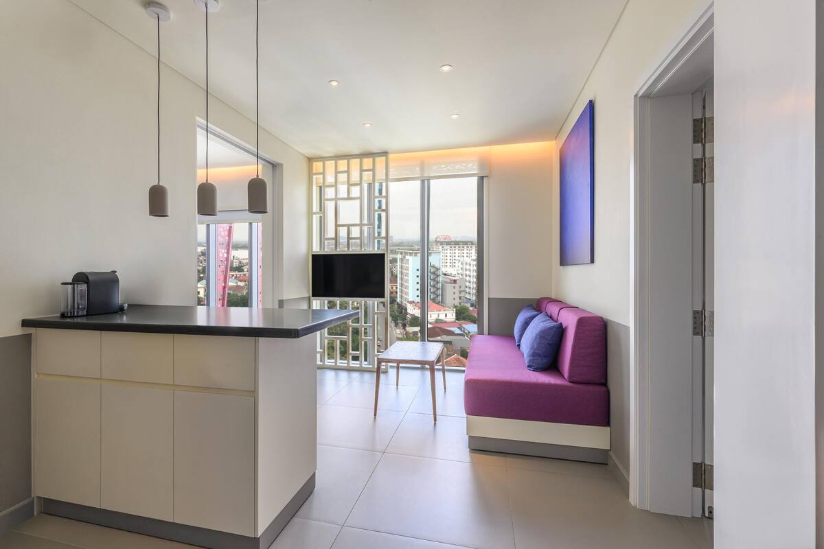 Suite, 1 King Bed, City View