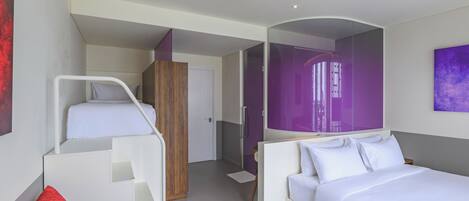 أغطية فراش متميزة وألحفة محشوة بالريش وميني بار وخزنة داخل الغرفة