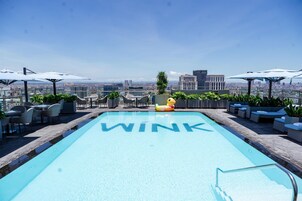 Una piscina al aire libre