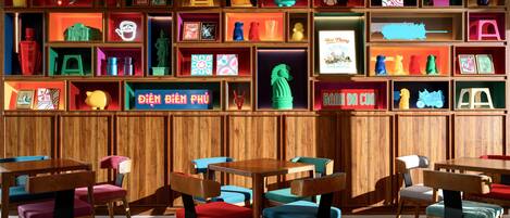 Un restaurante con paneles de madera y numerosas mesas y sillas.