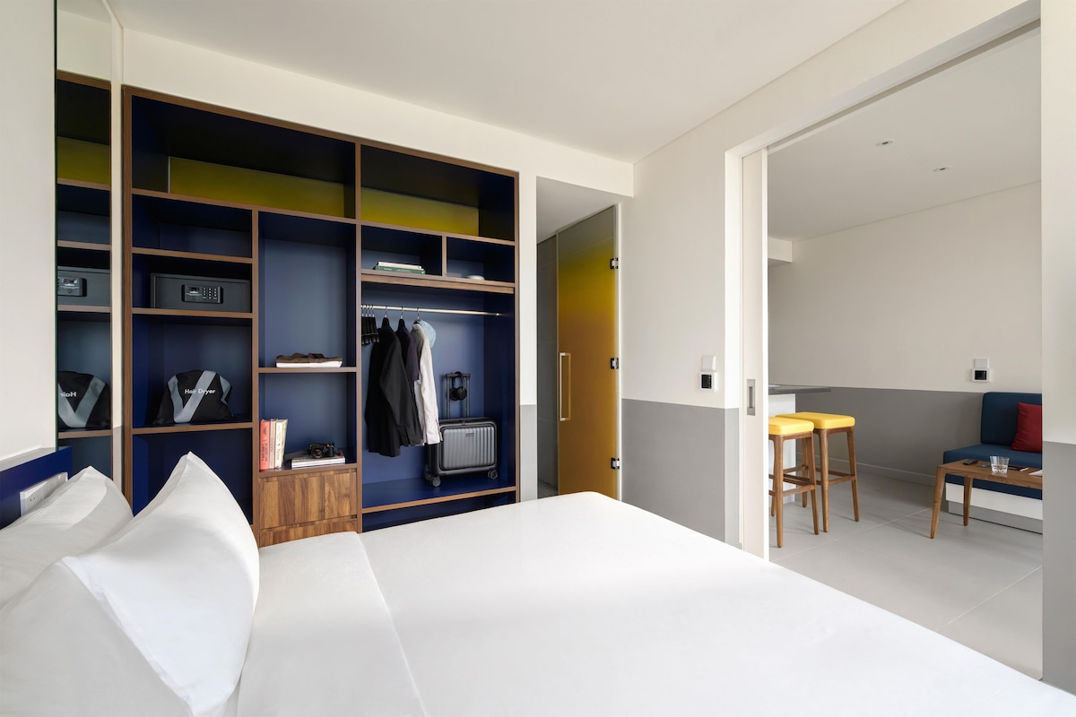 Suíte, 1 cama King, vista para a cidade | Roupas de cama premium, edredons de pluma, frigobar, cofres nos quartos