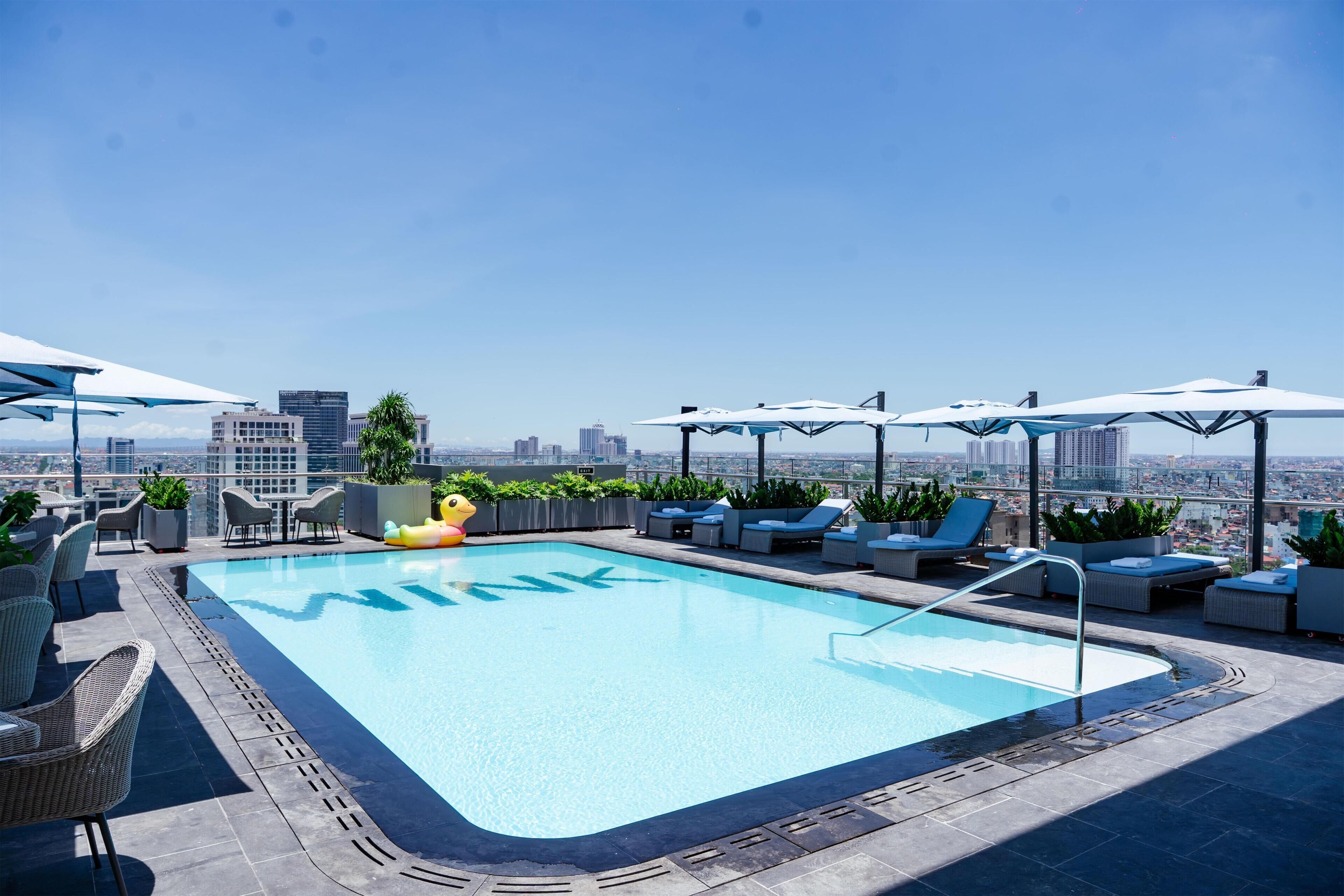 Una piscina al aire libre