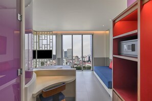 Chambre Deluxe, Plusieurs lits, vue sur la ville | Literie de qualité, couette en duvet, minibar, coffre-fort