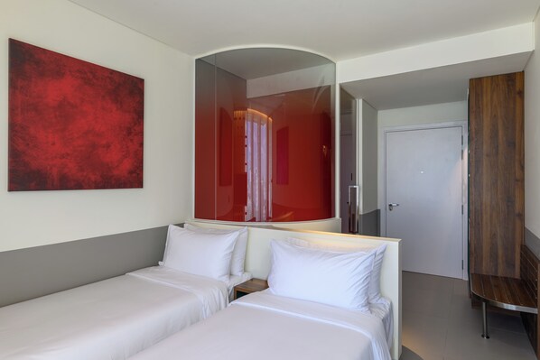 Habitación, 2 camas individuales | Ropa de cama de alta calidad, edredón y minibar
