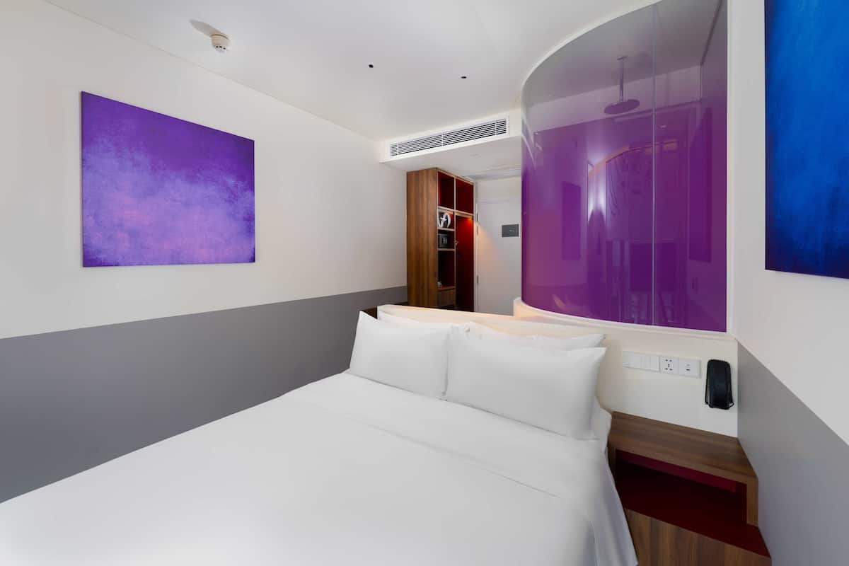 Deluxe Room, 1 Queen Bed | Premium bedding, down comforters, minibar, in-room safe