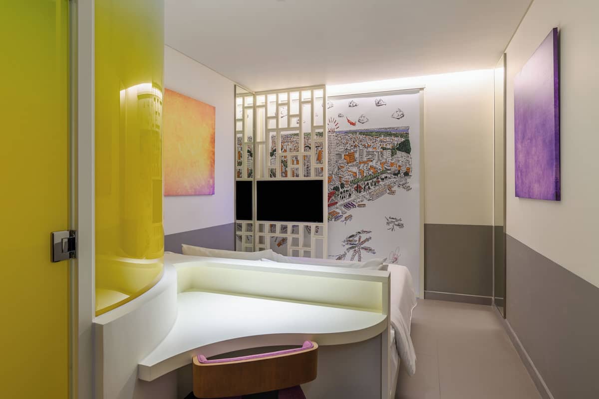 Room, 1 Queen Bed | Premium bedding, down comforters, minibar, in-room safe