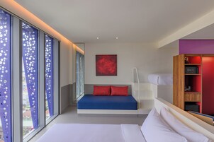 Habitación Deluxe, vistas a la ciudad (2 Twin Beds) | Ropa de cama de alta calidad, edredones de plumas, minibar y caja fuerte