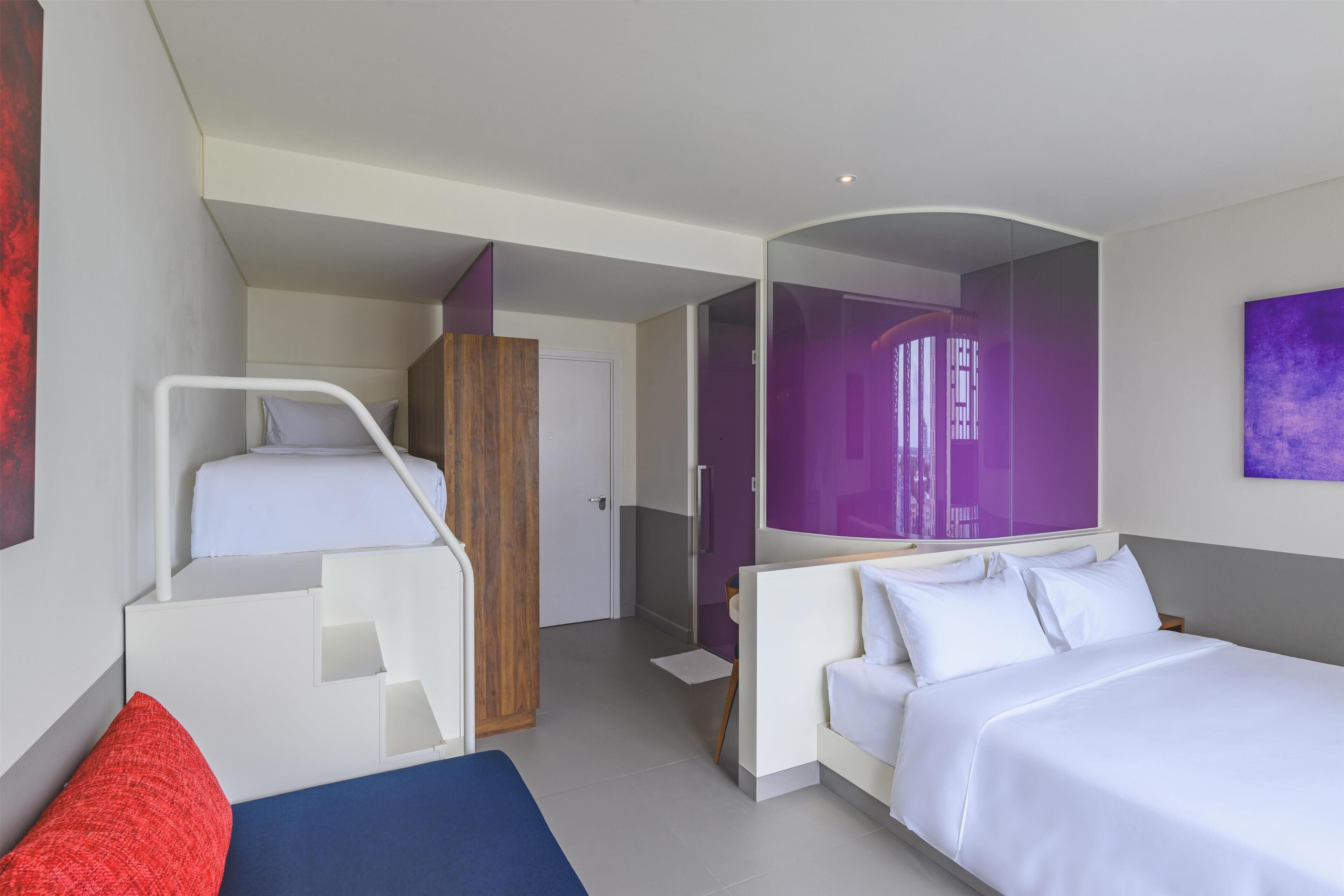 Habitación Deluxe, varias camas, vistas a la ciudad | Ropa de cama de alta calidad, edredones de plumas, minibar y caja fuerte