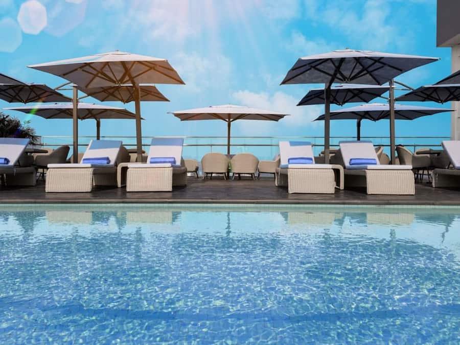 Una piscina al aire libre