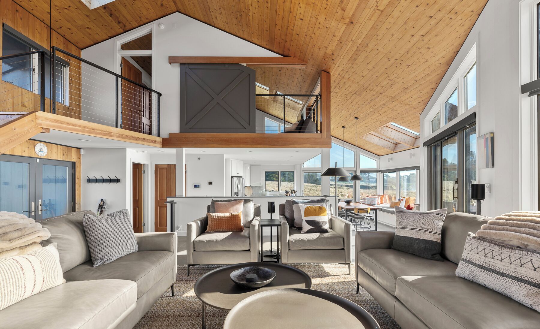 Een smart-tv, een open haard en boeken