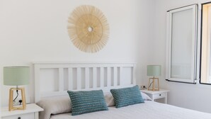Departamento | 2 habitaciones, tabla de planchar con plancha y muebles diferentes 