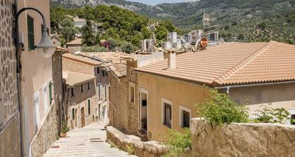 Bright Apartment Near Mountains