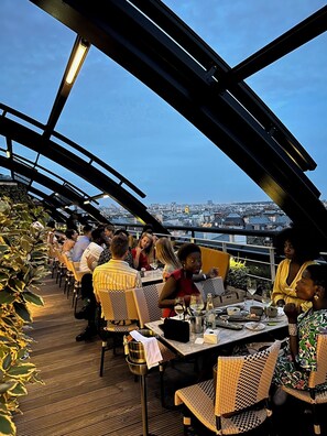 Outdoor dining - Paris in the Sky: very central, balcony, nice view, sun, air-conditioning, elevator (Paris)