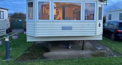 3 Bedroom Caravan - Sleeps 6, Pool & Garden