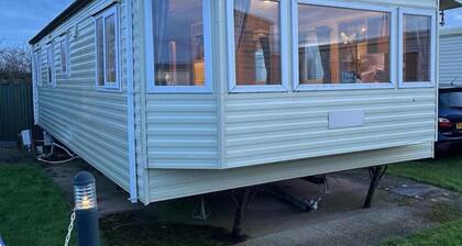 3 Bedroom Caravan - Sleeps 6, Pool & Garden