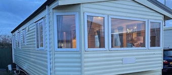 3 Bedroom Caravan - Sleeps 6, Pool & Garden