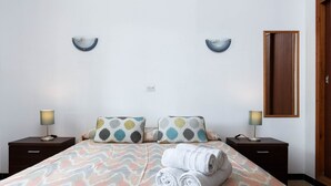 3 habitaciones, tabla de planchar con plancha y muebles diferentes 