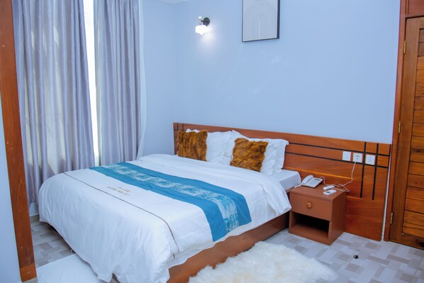 مكتب ومساحة عمل للكمبيوتر المحمول وواي فاي مجانًا