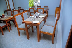 Free daily English breakfast