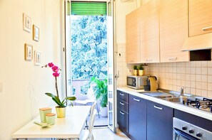Cookware/dishes/utensils, dining tables