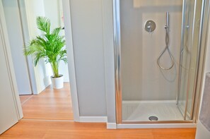 Ducha, secador de pelo, bidé y toallas