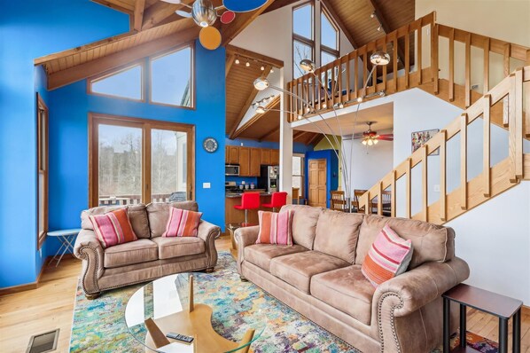 Smart TV, fireplace - Welcome to Chaleur et Lumiere-the chalet of warmth and light! (Canaan Valley)