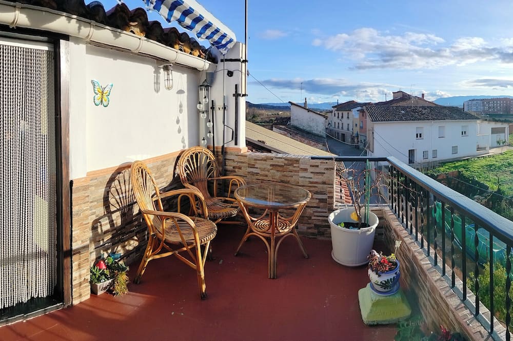 2bed Traditional Apt - Private Balcony - Fuenmayor