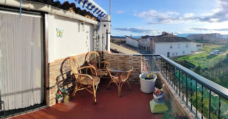 House | Property grounds. 2 Bed Flat - Sleeps 4 - Parking - Wifi